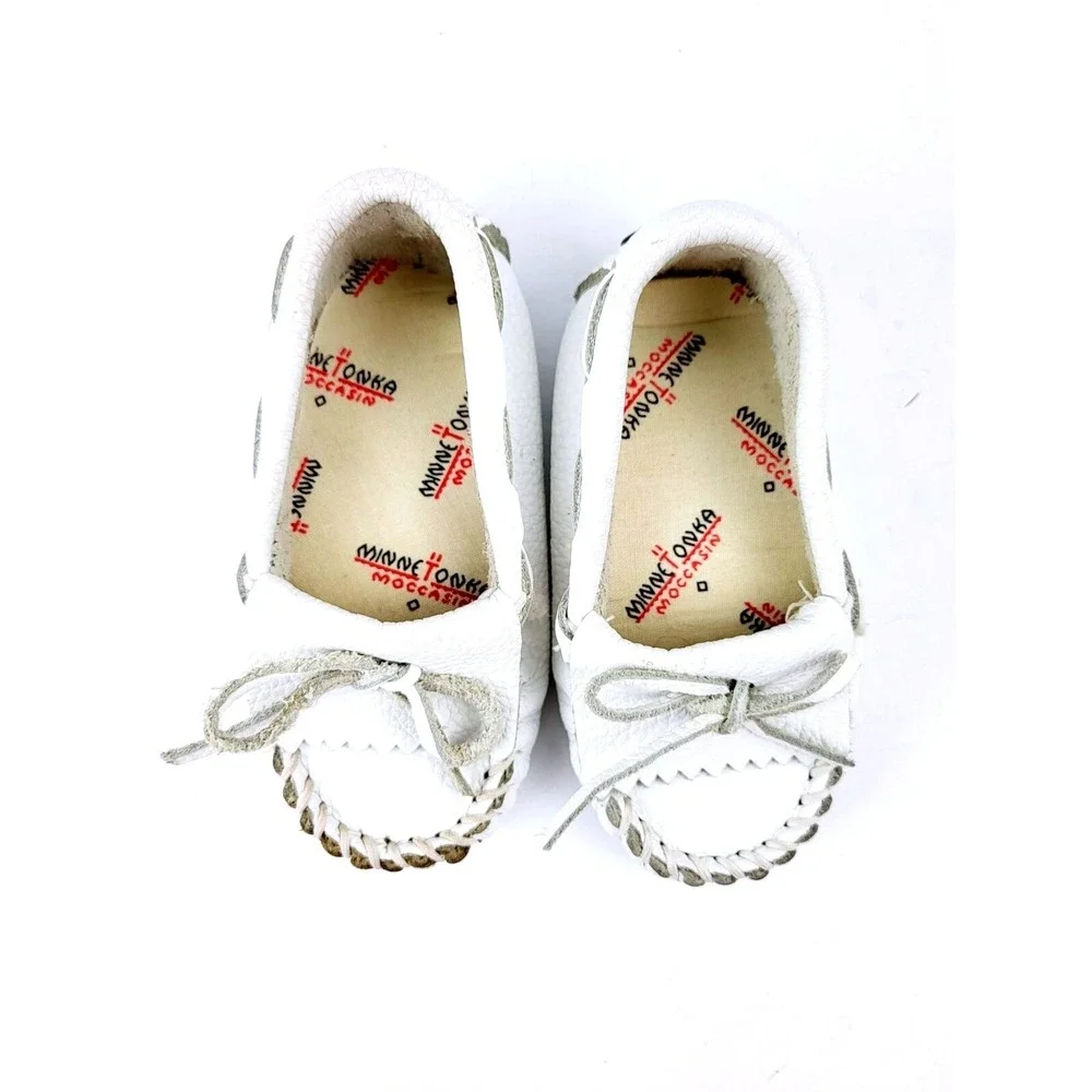 Minnetonka‎ Toddler White Leather Moccasins - Size 5 (toddler)